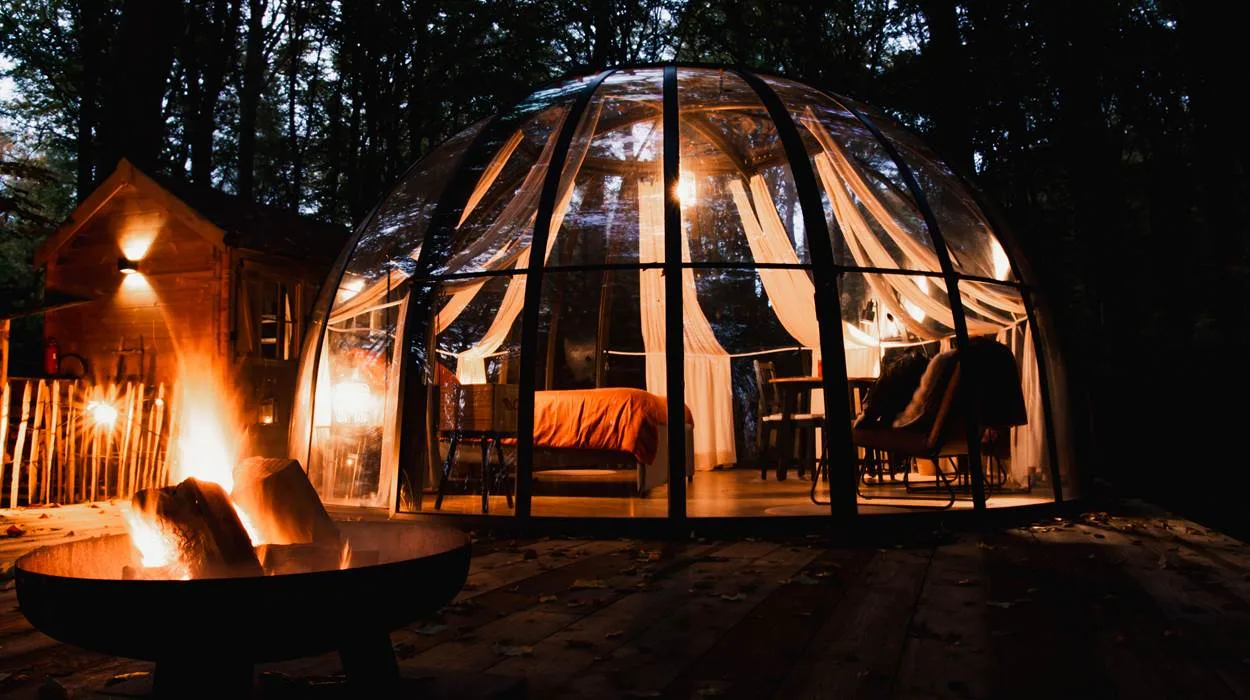 Dôme de Namur la nuit avec brasero en forêt