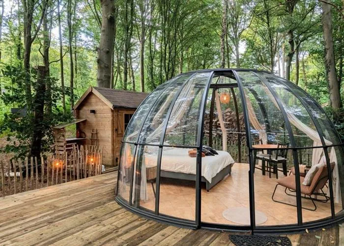 Vue extérieure du dôme vitré du Dôme de Namur dans les bois