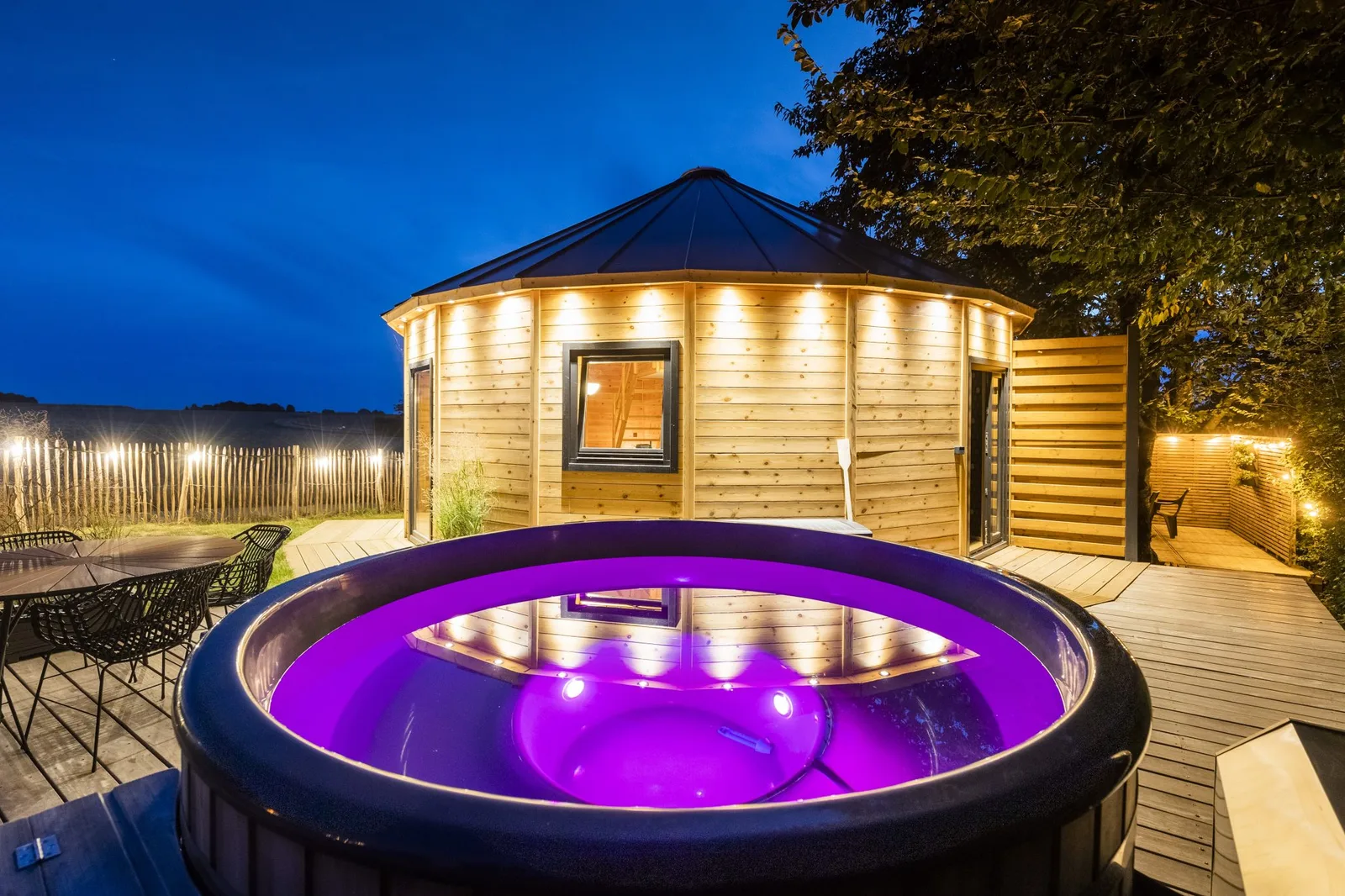 La yourte du Scandin' Havre au crépuscule avec bain nordique illuminé
