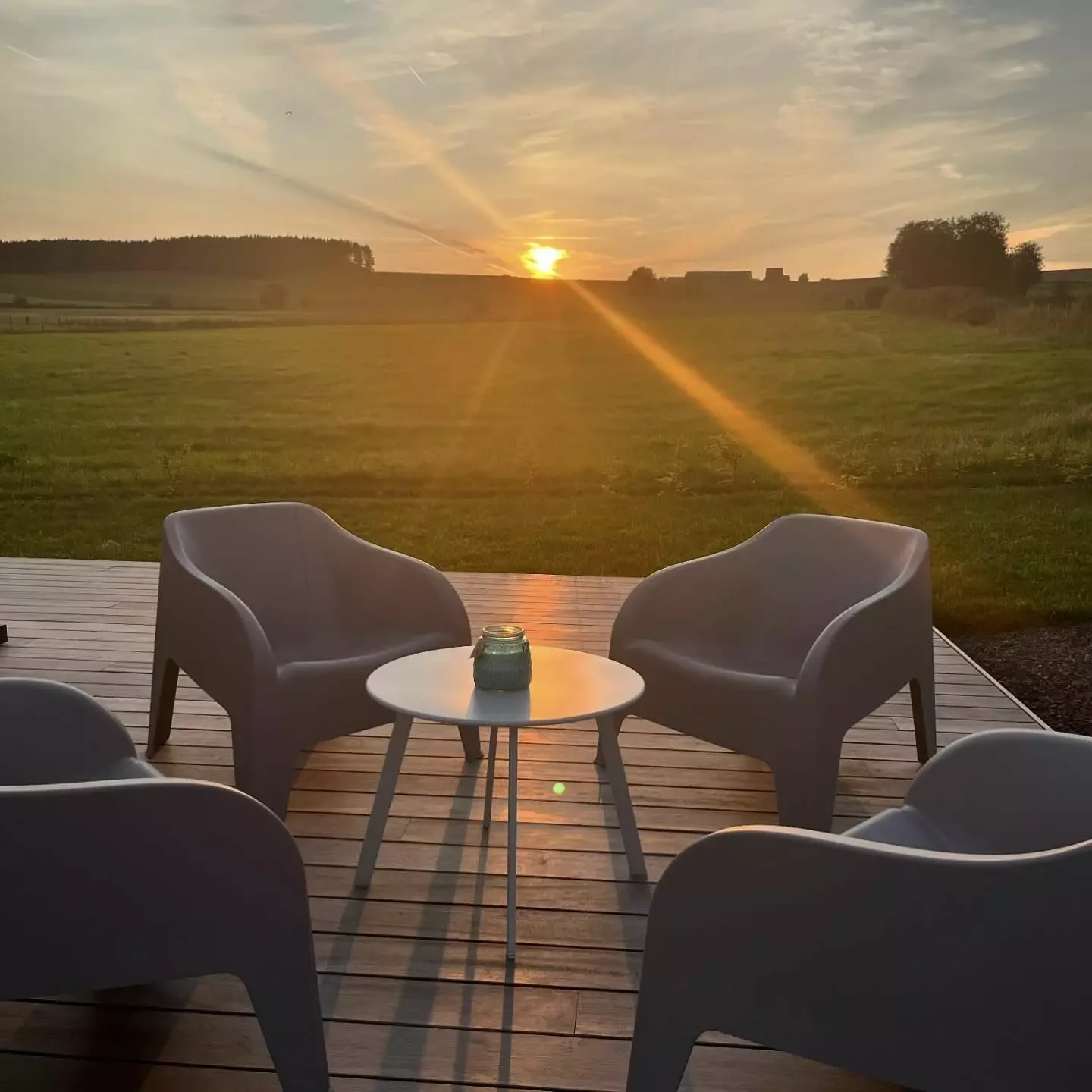 Tiny Cosy, terrasse au coucher de soleil face aux champs à Bastogne